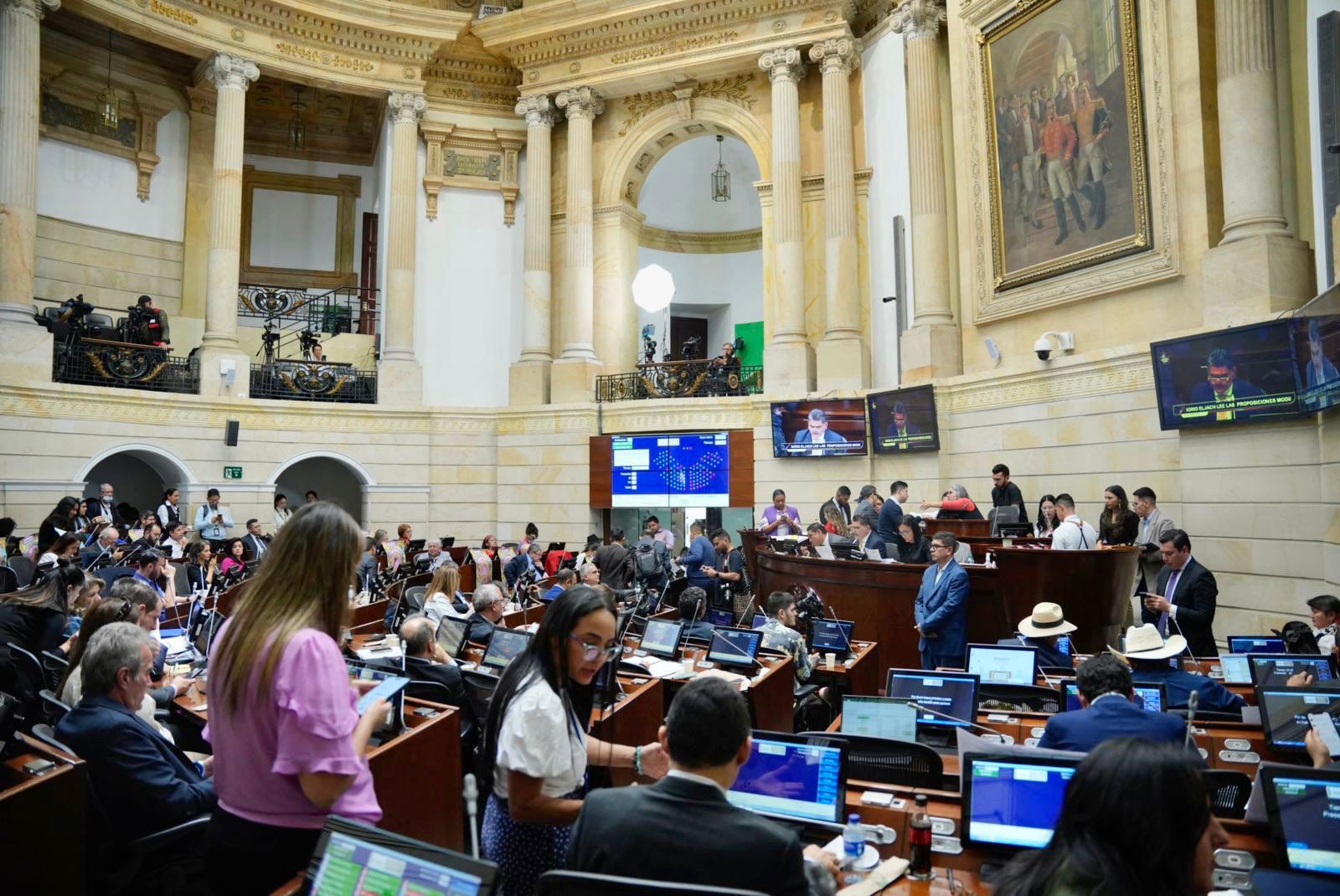 Senado aprueba umbral de cotización en Colpensiones en 2.3 salarios y avanza reforma pensional de Gustavo Petro