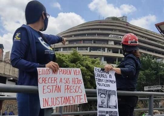 Régimen de Maduro libera a cinco presos políticos tras levantamiento temporal de sanciones por parte de EE.UU.