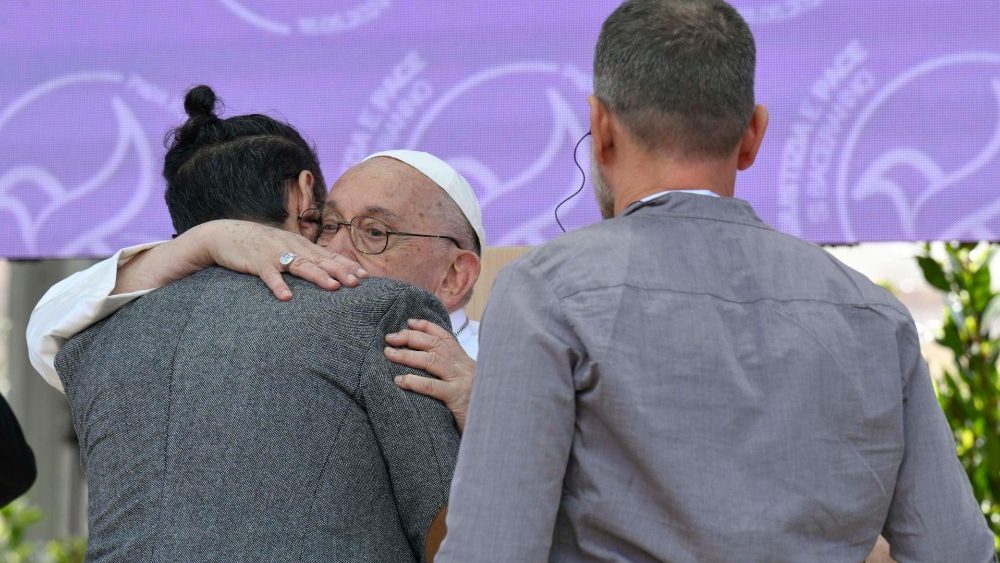 El Papa Francisco abrazó a un israelí y un palestino como señal de un futuro mejor