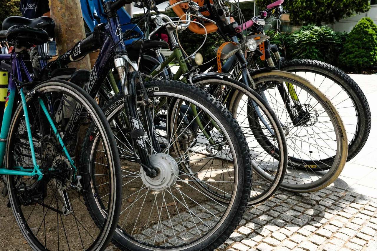 Fundación de Esteban Chaves y empresas privadas donan bicicletas para eliminar barreras de acceso a la educación en Tenjo
