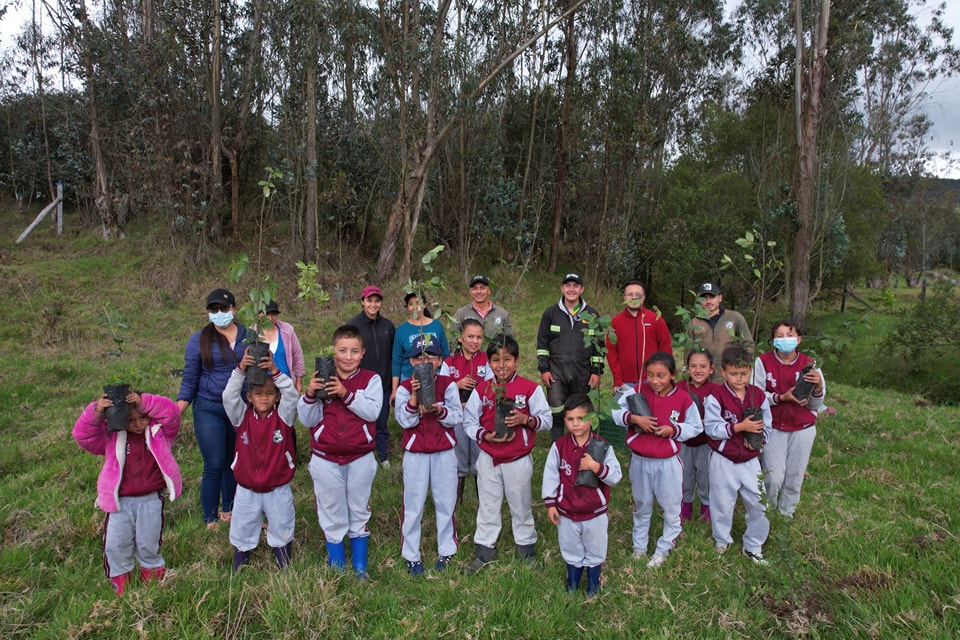 Estudiantes de la escuela del Rhur siembran árboles en Cucunubá