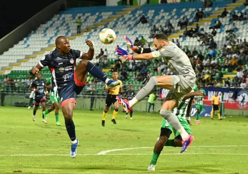 David Ospina salió lesionado en el polémico empate entre Nacional y Alianza FC