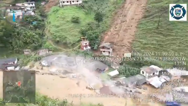 Una quebrada desbordada arrasó con casas a su paso y generó emergencia en Montebello (Antioquia)