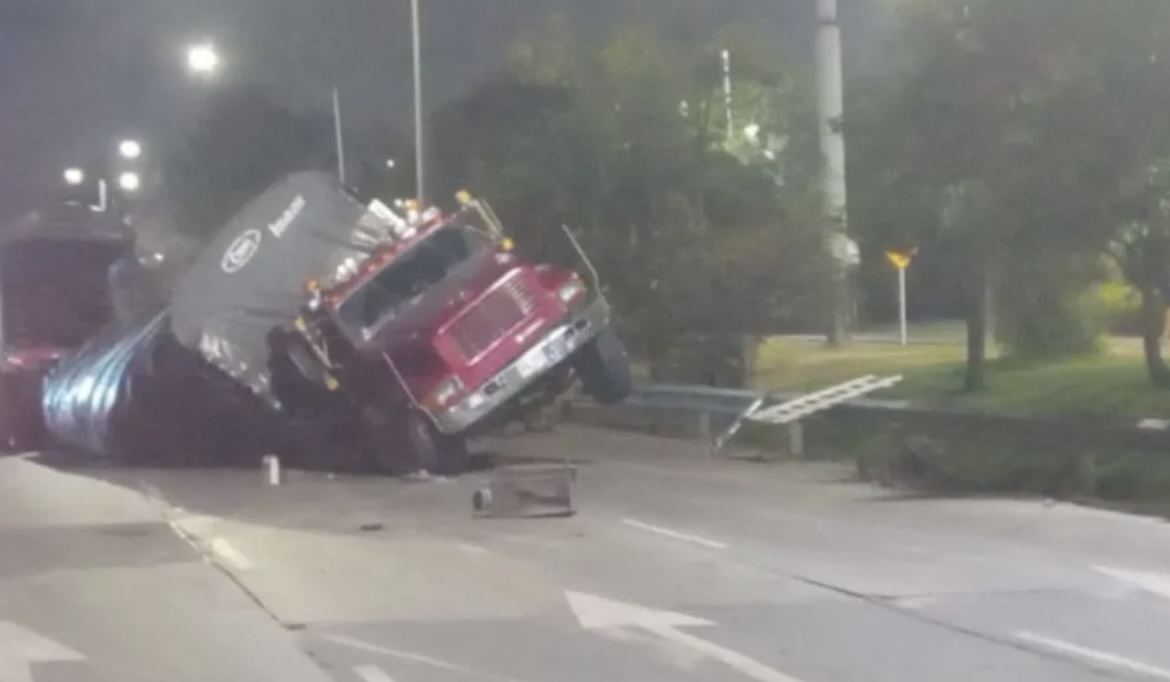 Accidente de camión en la Autopista Norte de Bogotá