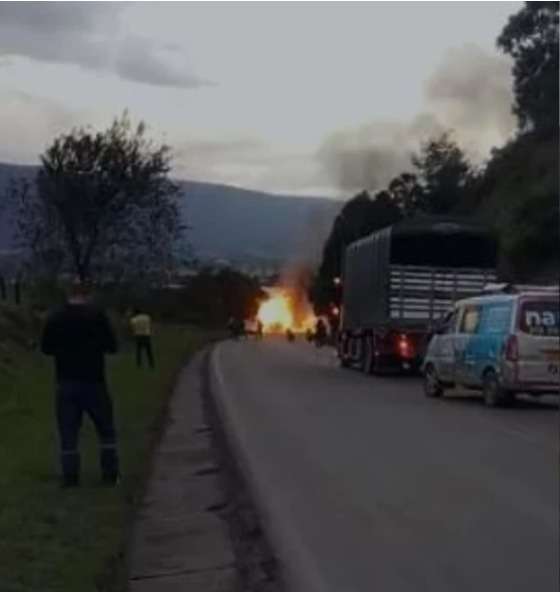 Fuerte incendio en la vía Cogua-Ubaté (Cundinamarca) camión que transportaba cilindros de gas causa alarma