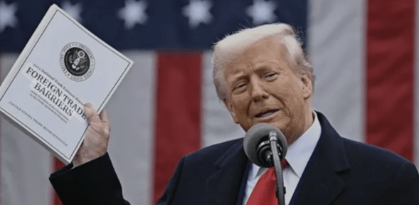Trump convierte mensaje del Memorial Day en ataque político