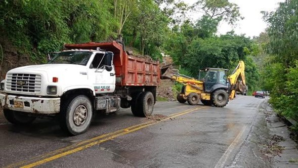 Cáqueza atiende emergencias por derrumbes en varias vías tras intensas lluvias