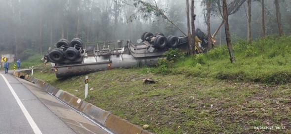 Cierre total en la vía Bogotá-Villavicencio por volcamiento de carrotanque con combustible