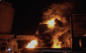 Israel bombardea el puerto de Al Hodeida en Yemen
