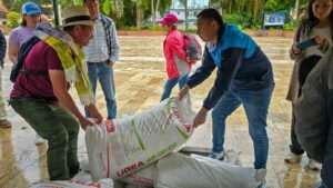 Productores de café reciben fertilizantes en Cundinamarca