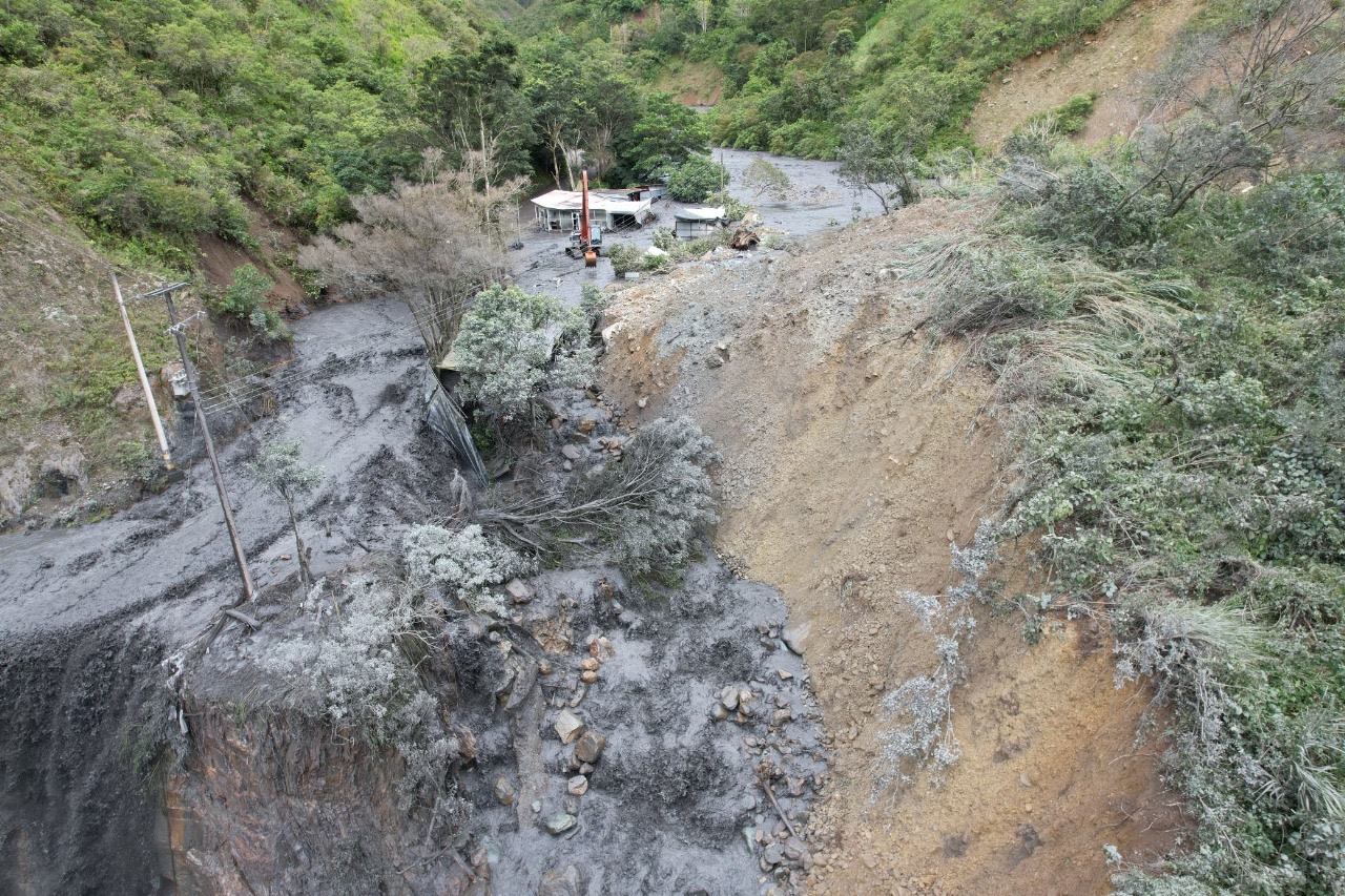 Avanzan labores para liberar el cauce del río Contador en Quetame