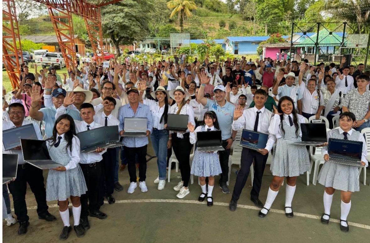 MinTIC anuncia inversiones por $3.000 millones y entrega computadores a estudiantes de Yacopí