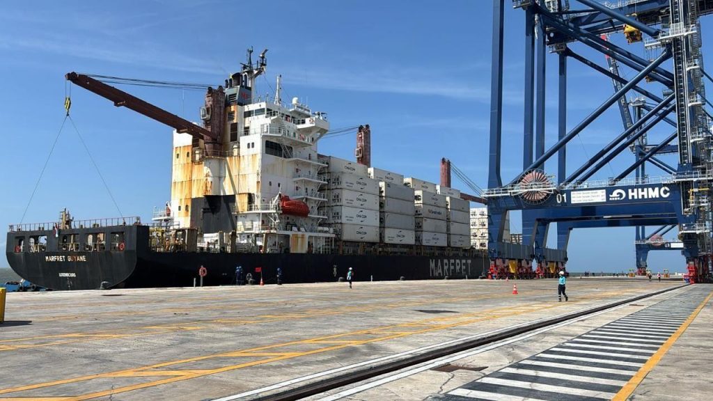 Llega primer barco de carga a Puerto Antioquia