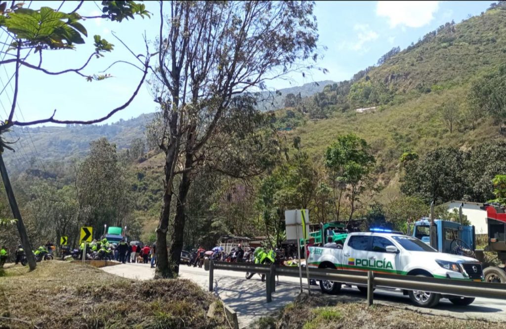 INVÍAS anunció estudios para intervenir deslizamiento que afecta una vía en Cáqueza