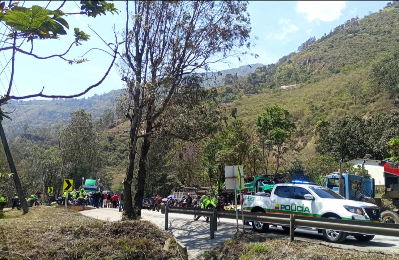 INVÍAS anunció estudios para intervenir deslizamiento que afecta una vía en Cáqueza