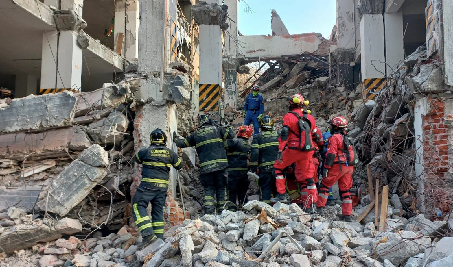 Colapso de edificio en Ciudad de México deja dos muertos y sigue búsqueda de un trabajador