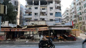 Edificio tras un ataque aéreo israelí en el barrio de Dahieh, en el sur de Beirut (Líbano). Foto: WAEL HAMZEH (EFE) |