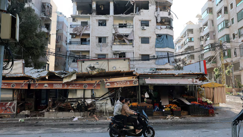 Edificio tras un ataque aéreo israelí en el barrio de Dahieh, en el sur de Beirut (Líbano). Foto: WAEL HAMZEH (EFE) |