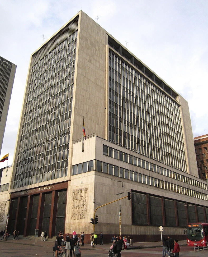 Petro anuncia nuevo proyecto de financiamiento tras alza de tasas del Banco de la República