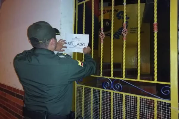 Incautan licor adulterado y cigarrillos de contrabando en operativos en Bogotá y Cundinamarca