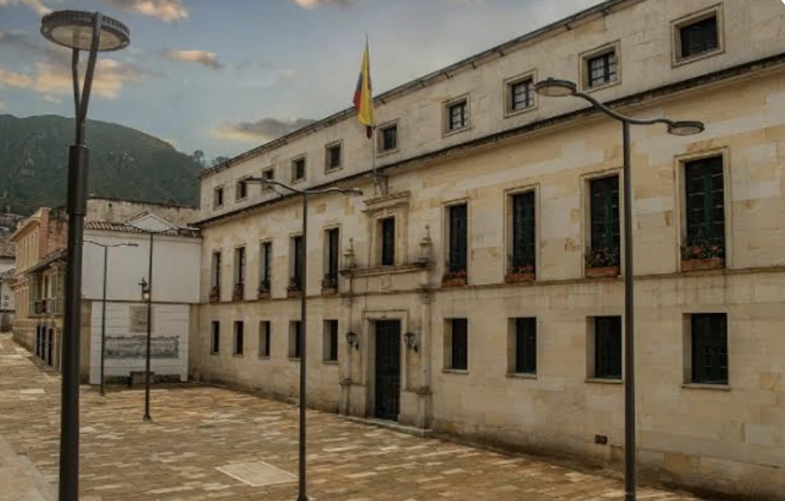Colombia expulsa diplomático boliviano