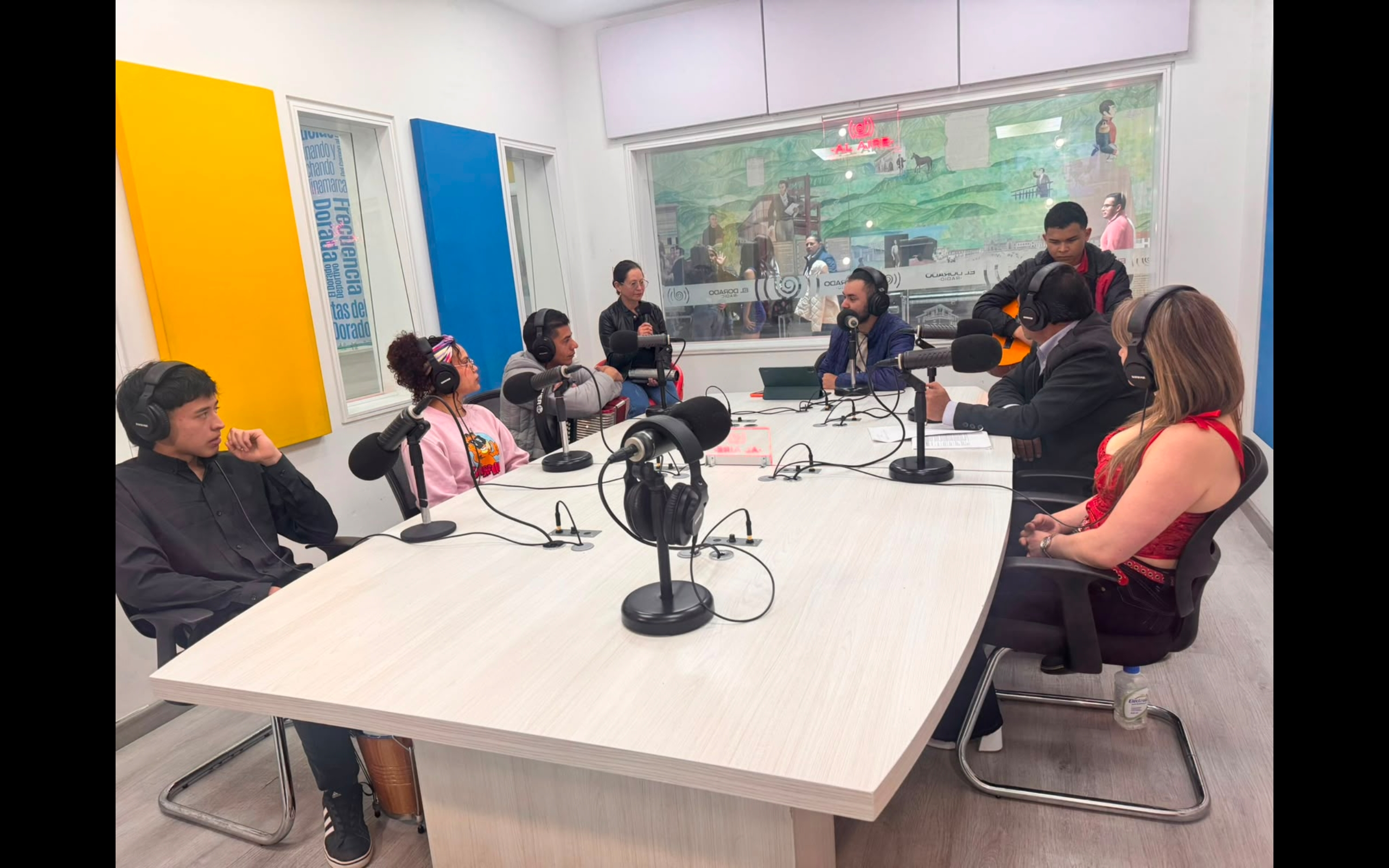 El alcalde de Gachancipá, Alfonso López, participó en Caminando y Escuchando, programa de El Dorado Radio, un espacio dedicado a los alcaldes de Cundinamarca, donde presentó el balance de su administración y explicó las inversiones destinadas a servicios públicos, salud e infraestructura vial, así como las obras ejecutadas en beneficio de las comunidades rurales.
