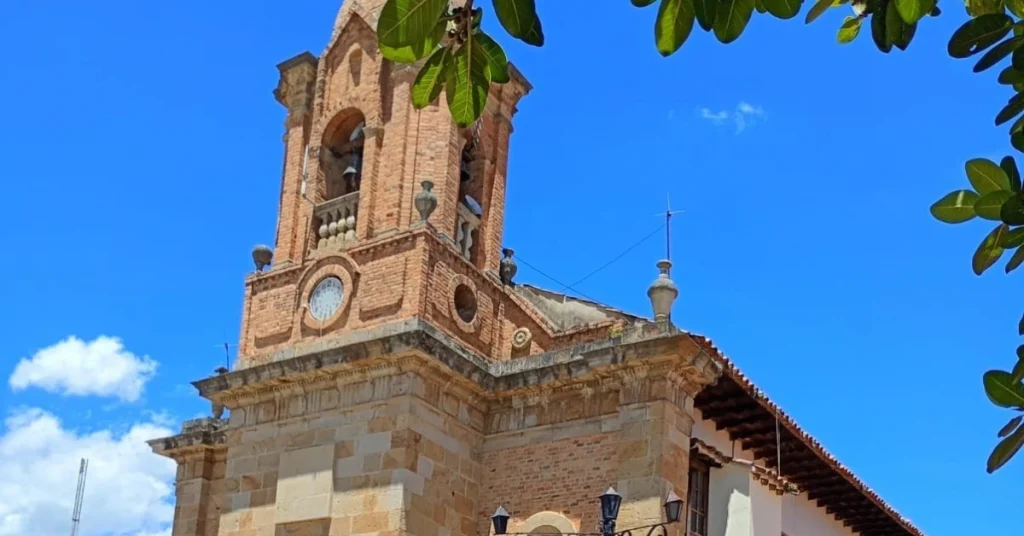 El municipio de Susa, reconocido como Pueblo Dorado de Cundinamarca, conserva uno de los conjuntos urbanos coloniales más representativos del departamento y es punto de partida hacia escenarios naturales como el Parque Ecoturístico La Cara del Indio, ubicado en la vereda Timinguita.