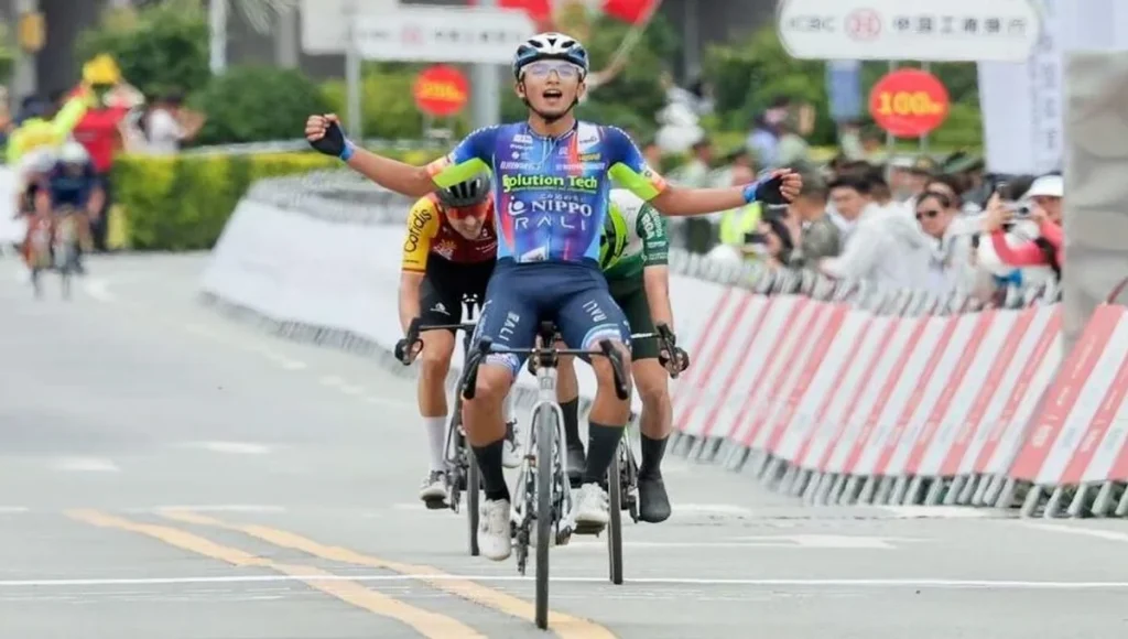 La cuarta etapa del Tour de Qinghai fue la cuarta victoria como profesional del ciclista colombiano Santiago Umba.