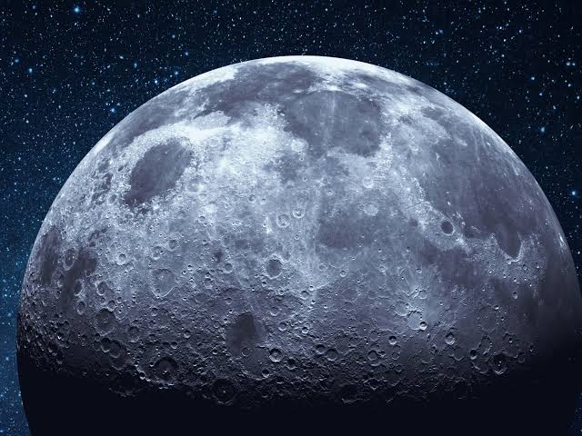 Un modelo de inteligencia artificial desarrollado por NASA e IBM analiza datos de la superficie lunar para identificar posibles depósitos de hielo, cráteres y otras formaciones.