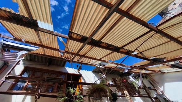 Familias afectadas por vendaval en Funza reciben materiales para reparar sus viviendas