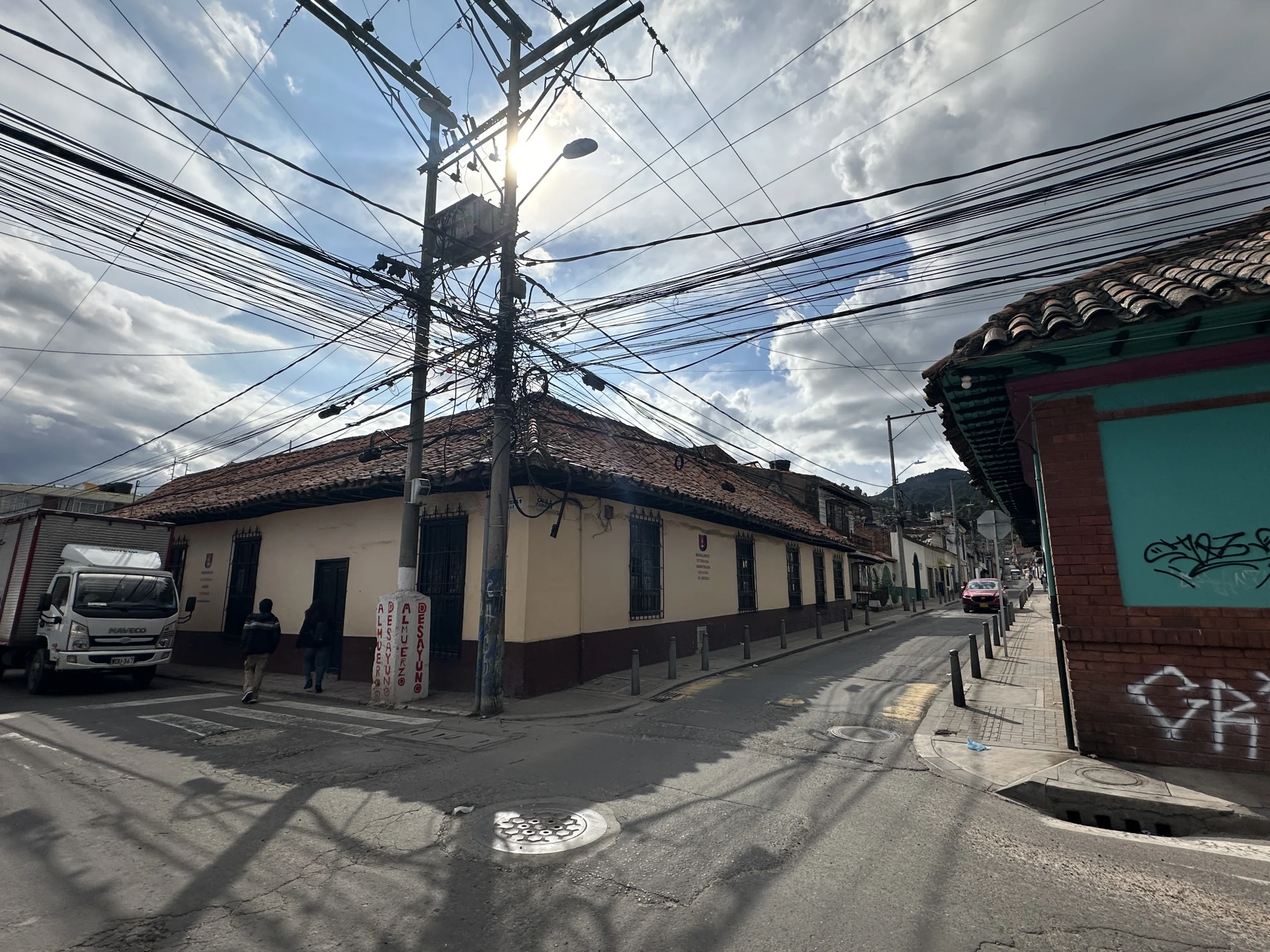 Zipaquirá exige ordenar el cableado a empresas de energía y telecomunicaciones 